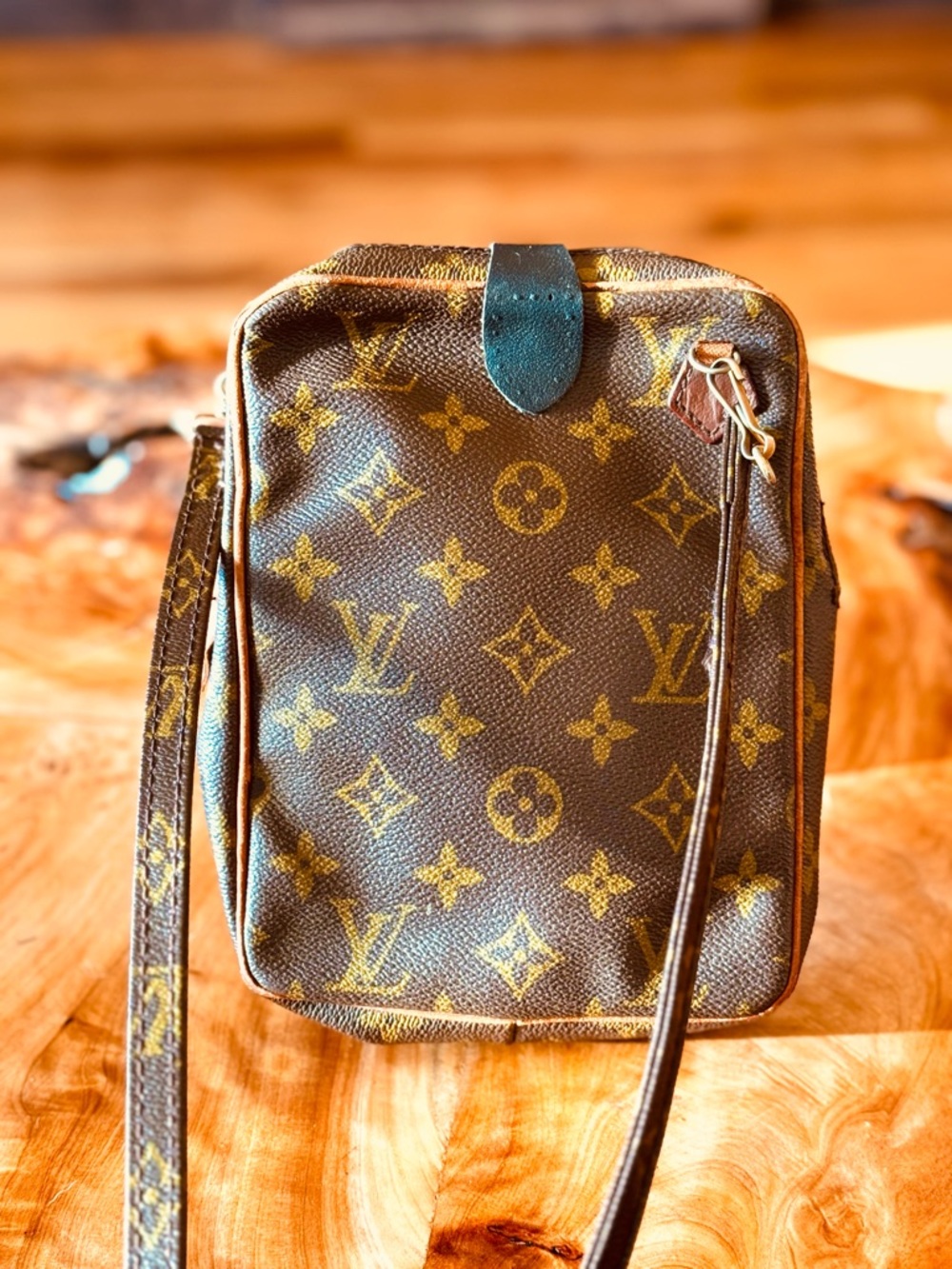 Louis Vuitton Crossbody
monogram bag DANUBE vintage reinvented - Picture 4 of 16